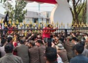 Agustiar dan Edy Pratowo Pilih Temui Pers, Aksi Masa Nyaris Jebol Pagar Kantor Gubernur