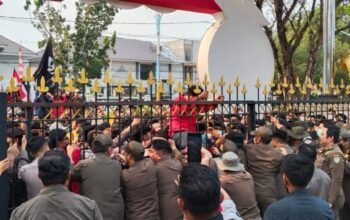Agustiar dan Edy Pratowo Pilih Temui Pers, Aksi Masa Nyaris Jebol Pagar Kantor Gubernur 4 IMG 20260901 WA0007 1