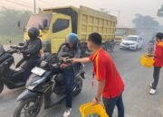 Alfamart Bagikan Masker dan Vitamin untuk Warga Terdampak Kabut Asap di Banjarbaru