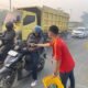 Alfamart Bagikan Masker dan Vitamin untuk Warga Terdampak Kabut Asap di Banjarbaru