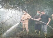 Gempuran Karhutla Kian Masif, Gubernur Turun Langsung Padamkan Api