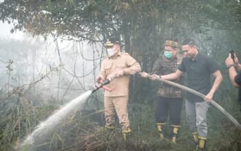 Gempuran Karhutla Kian Masif, Gubernur Turun Langsung Padamkan Api 5 IMG 20260903 WA0057 1