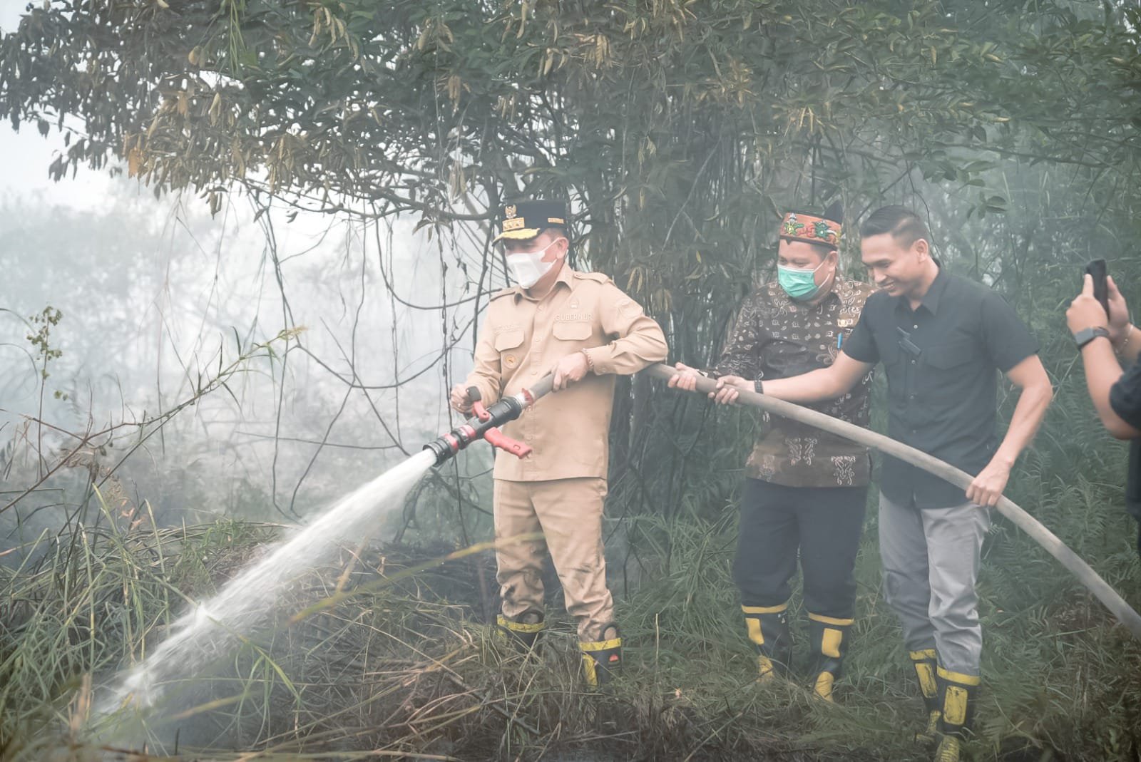 Gempuran Karhutla Kian Masif, Gubernur Turun Langsung Padamkan Api 1 IMG 20260903 WA0057 1