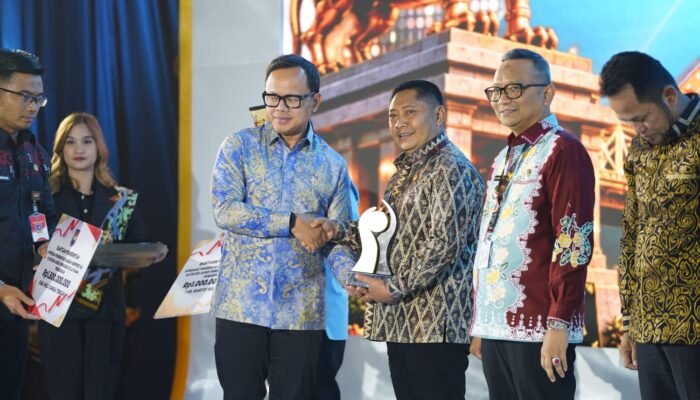 Bupati HST Terima Penghargaan Terbaik II Kategori Akses Penduduk Terhadap Layanan Pendidikan