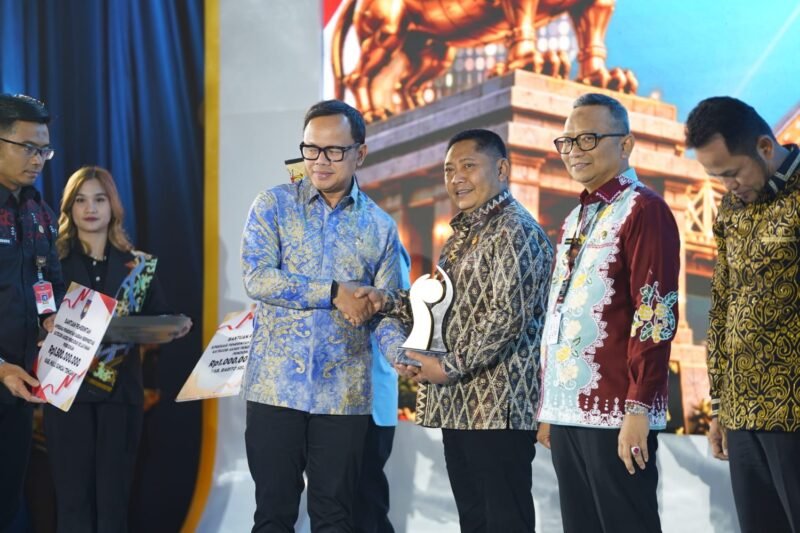 Bupati HST Terima Penghargaan Terbaik II Kategori Akses Penduduk Terhadap Layanan Pendidikan 1 IMG 20260904 WA0002 e1788498823115