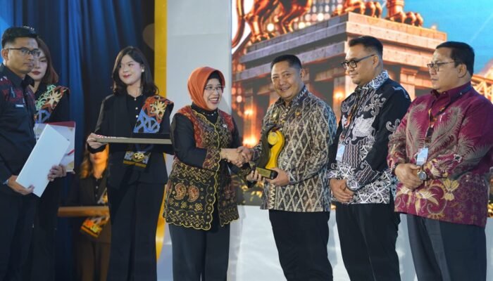 Bupati HST Terima Penghargaan Terbaik II Kategori Akses Penduduk Terhadap Layanan Pendidikan 3 IMG 20260904 WA0003