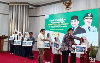 Ketua Komisi II DPR RI Menyerahkan 66 Orang Beasiswa 5 IMG 20260905 WA0009