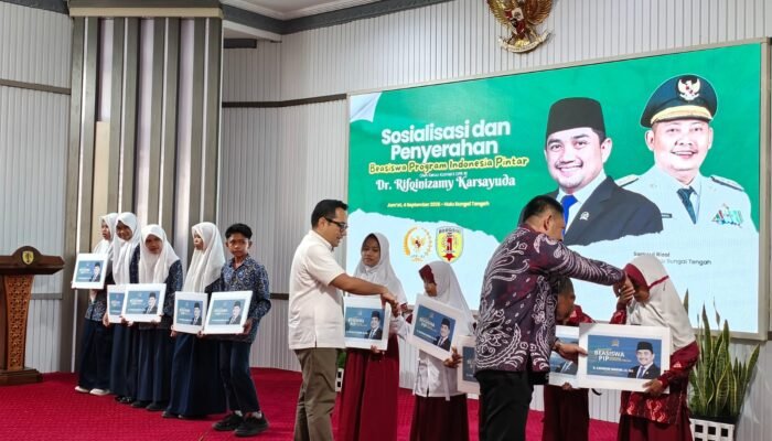 Ketua Komisi II DPR RI Menyerahkan 66 Orang Beasiswa