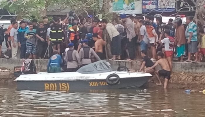 Relawan Pemadam Tenggelam saat Berjuang Menuju Lokasi Kebakaran