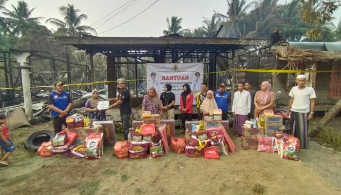 Pemkab HST Melalui Dinsos Menyalurkan Bantuan Kepada Korban Kebakaran