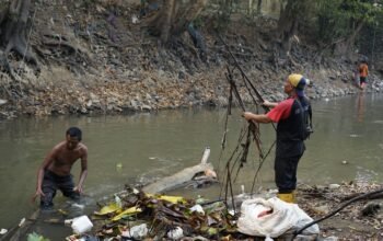 Dinas LH bersama Pasukan Kuning Bersihkan Sampah di Aliran Sungai 4 IMG 20260908 WA0075
