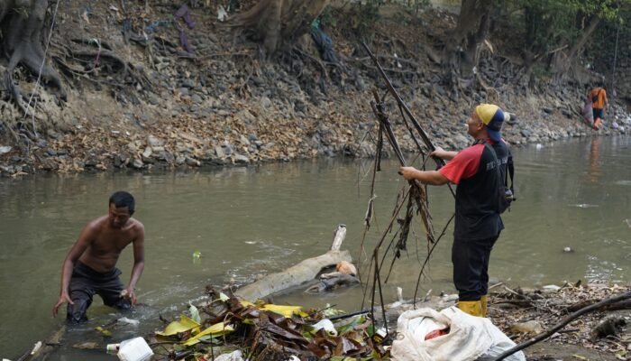 Dinas LH bersama Pasukan Kuning Bersihkan Sampah di Aliran Sungai