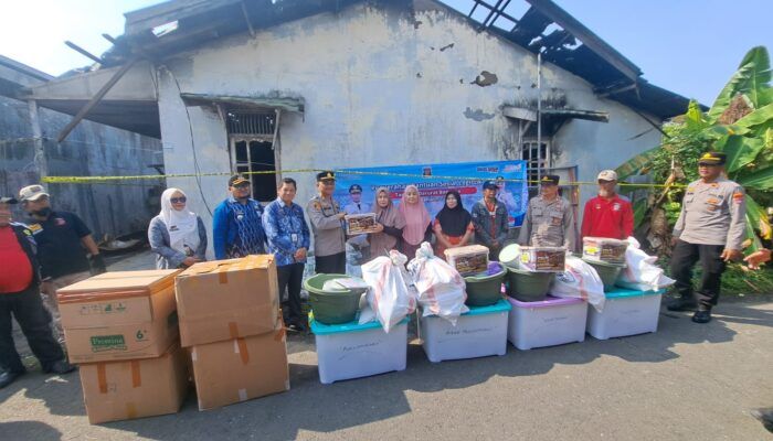 Peduli Korban Kebakaran, Kapolsek Banjarmasin Tengah Salurkan Bantuan Sembako 3 IMG 20260910 WA0014