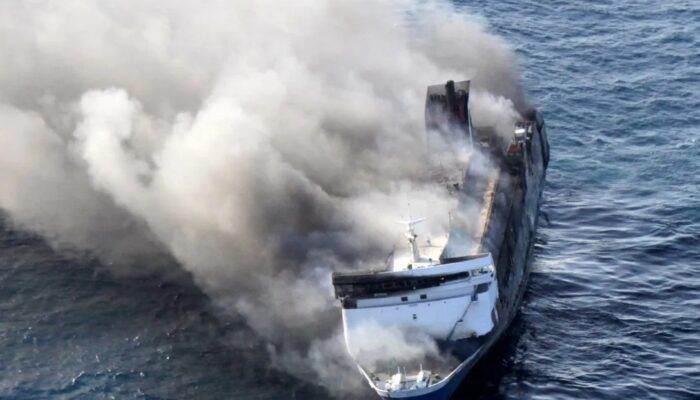 Kapal Feri Terbakar, Lima Tewas dan 87 Hilang